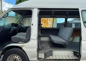Toyota HiAce 2000 Beige