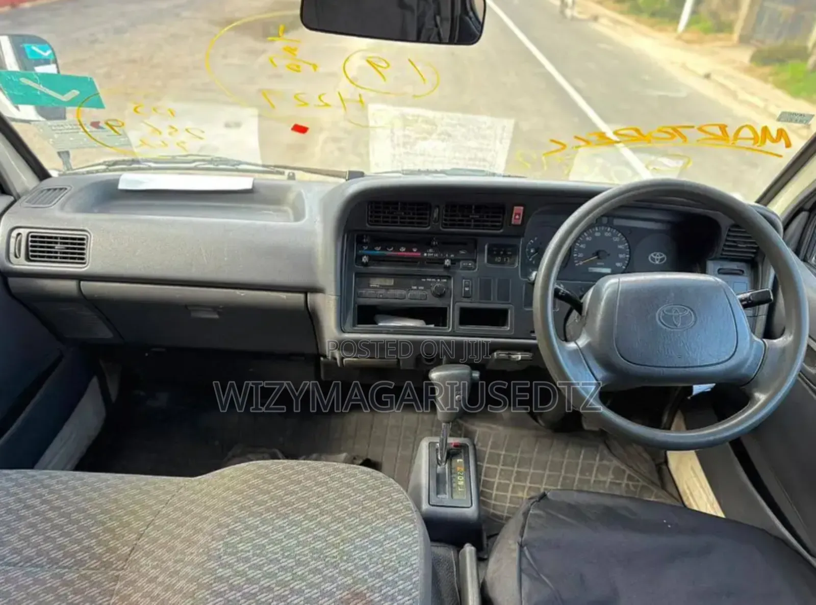 Toyota HiAce 2000 Beige