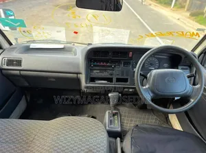 Toyota HiAce 2000 Beige