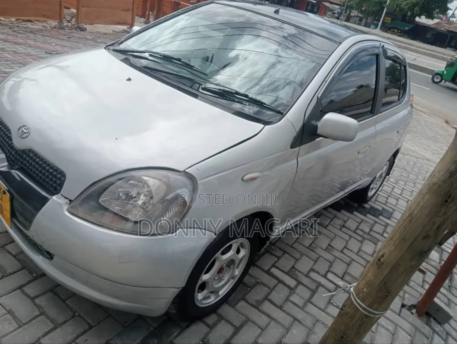 Toyota Vitz 2002 Silver