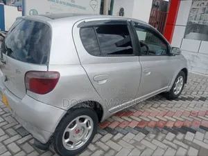 Toyota Vitz 2002 Silver