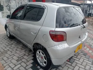 Toyota Vitz 2002 Silver