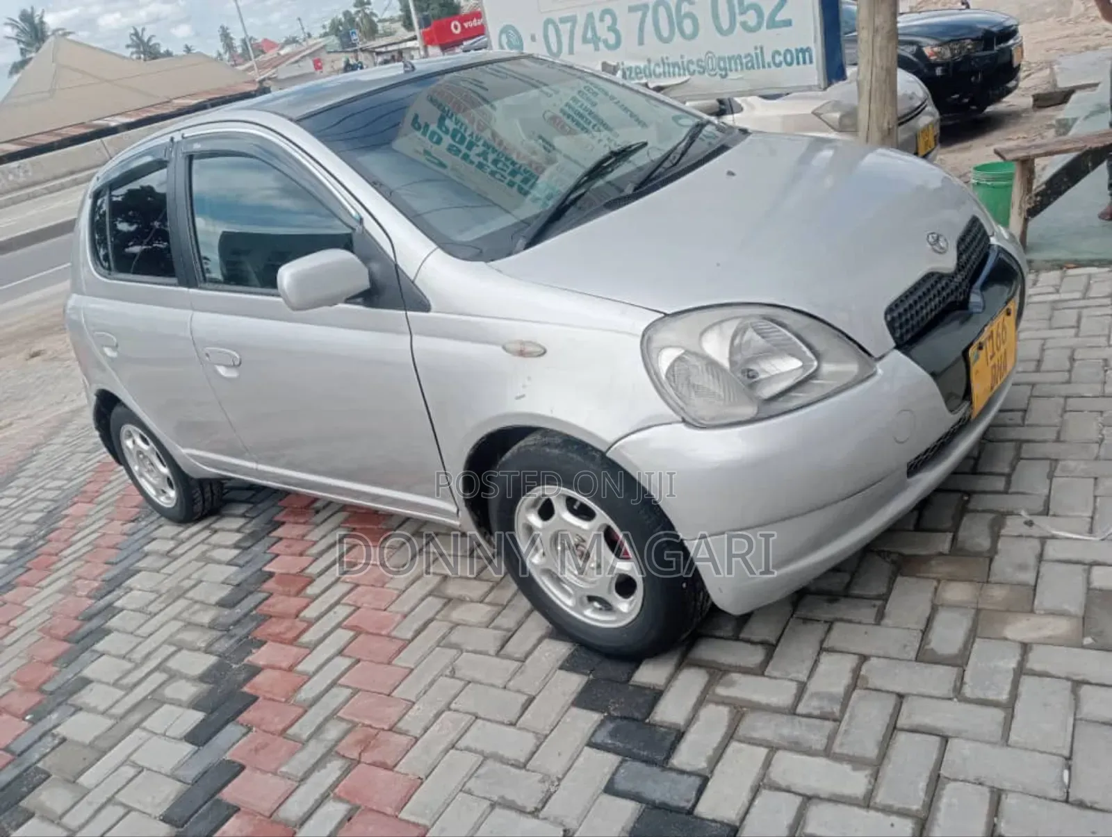 Toyota Vitz 2002 Silver