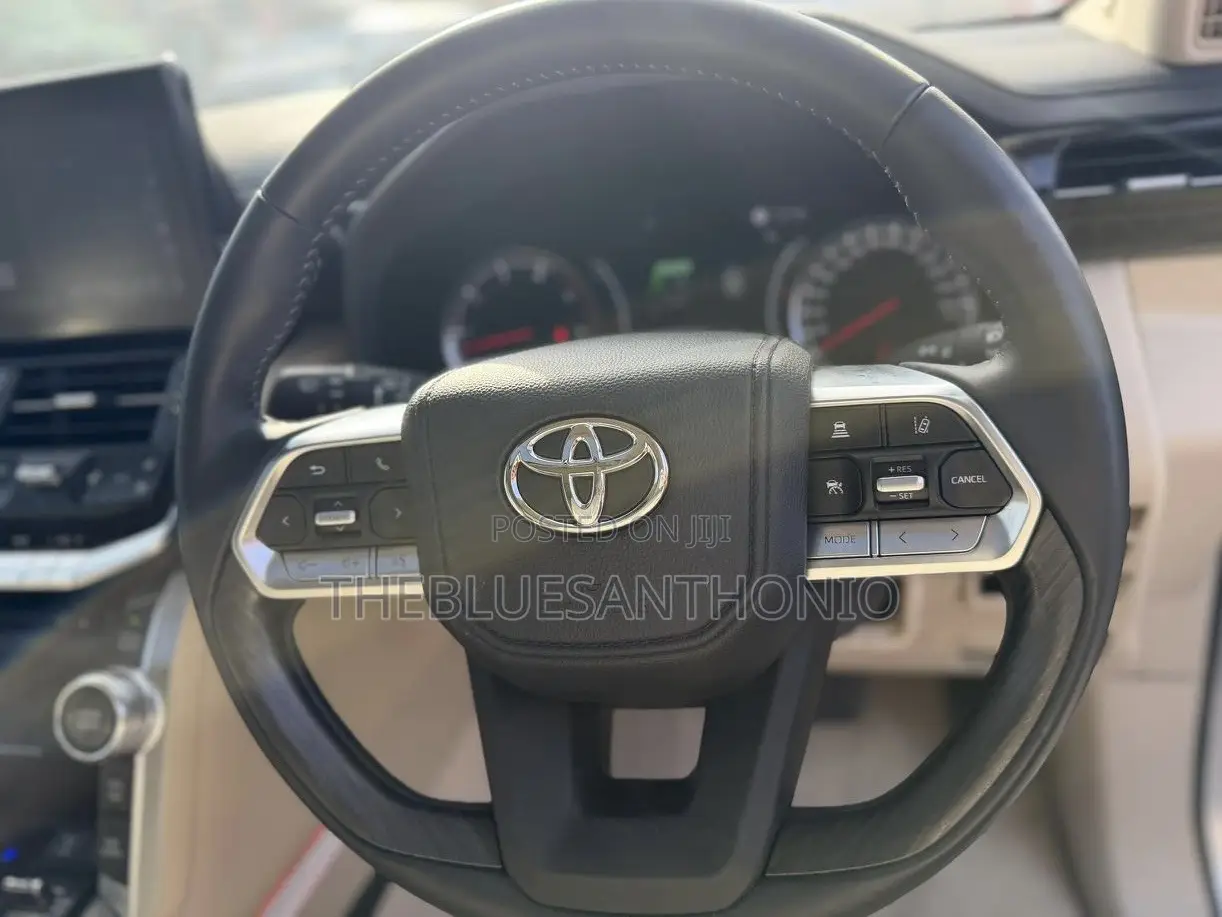 Toyota Land Cruiser 2024 Silver