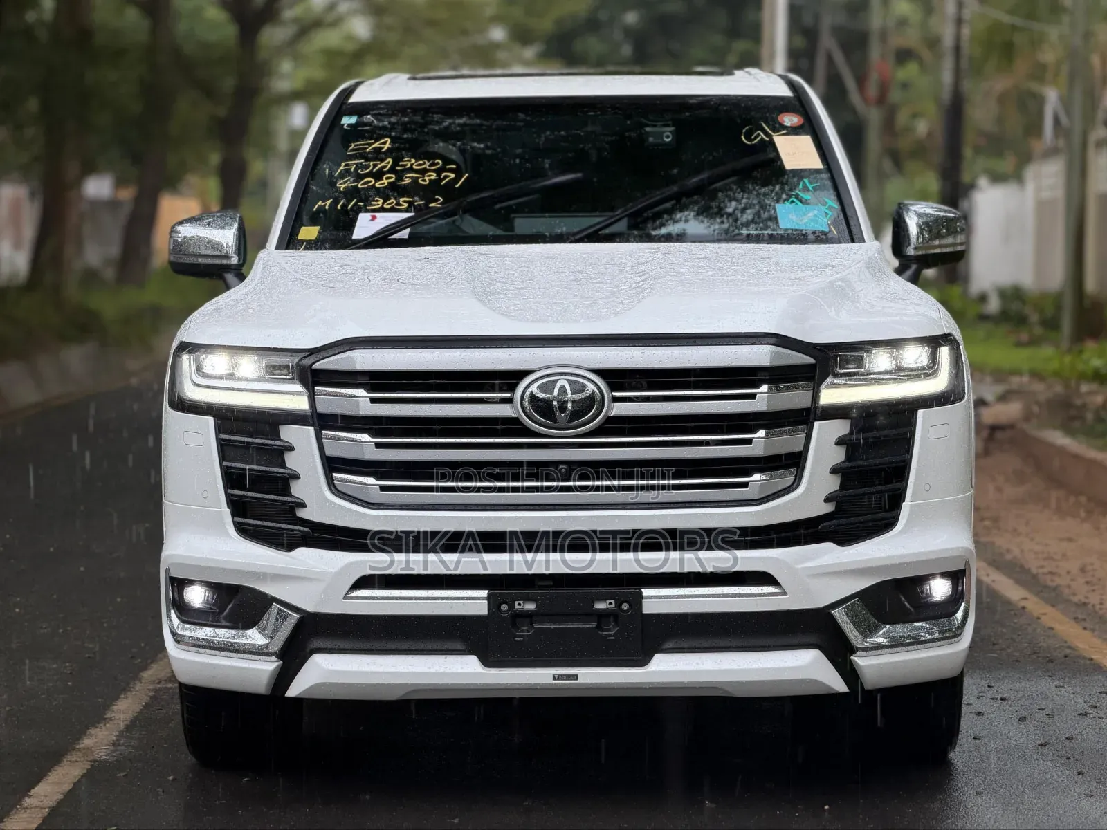 Toyota Land Cruiser LC300 2024 White