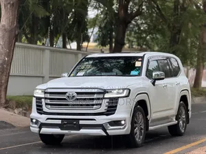 Toyota Land Cruiser LC300 2024 White