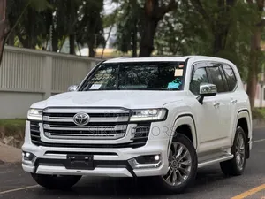 Toyota Land Cruiser LC300 2024 White