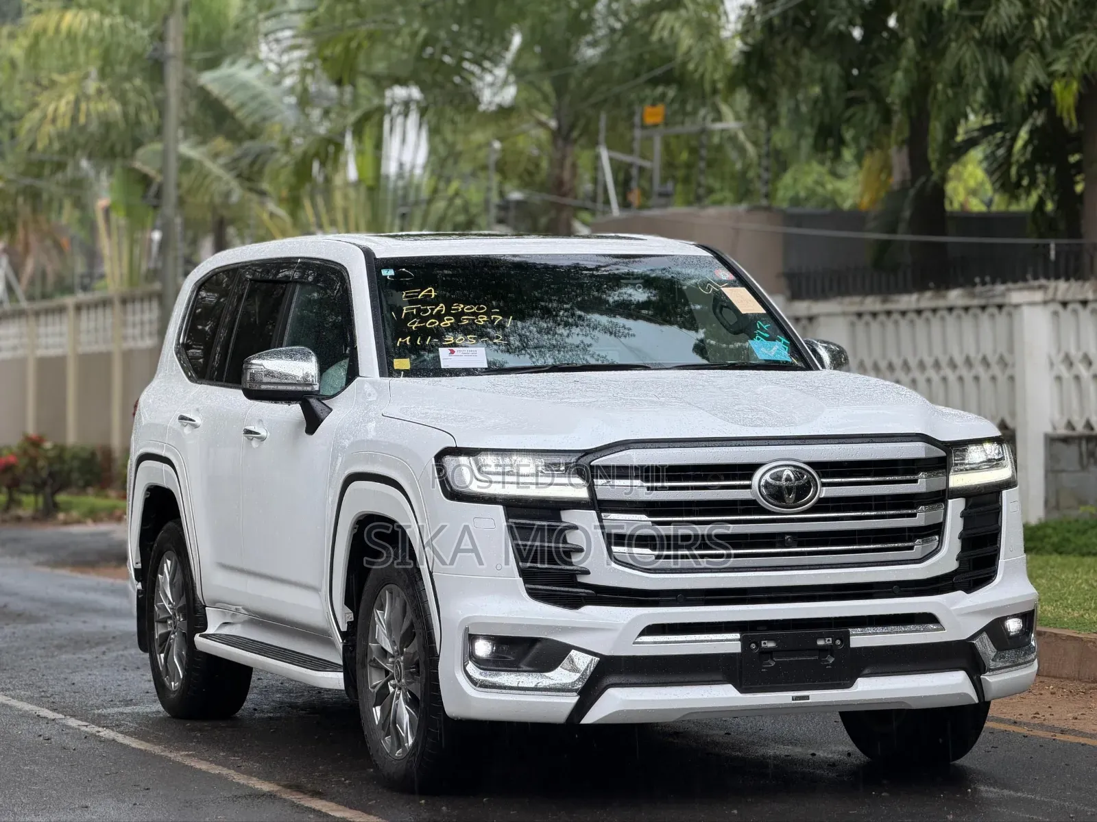 Toyota Land Cruiser LC300 2024 White