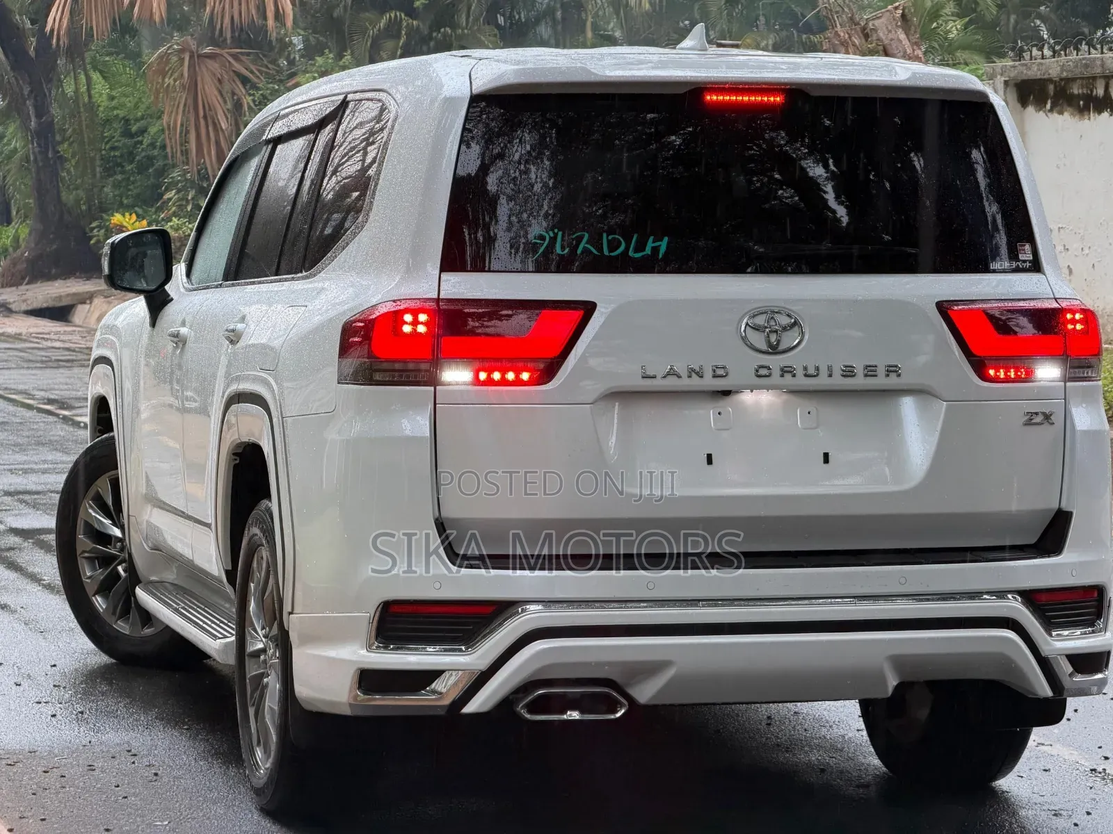 Toyota Land Cruiser LC300 2024 White