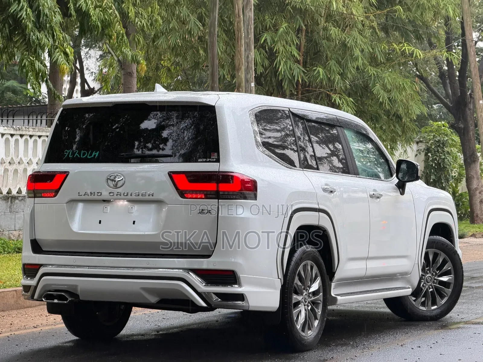 Toyota Land Cruiser LC300 2024 White