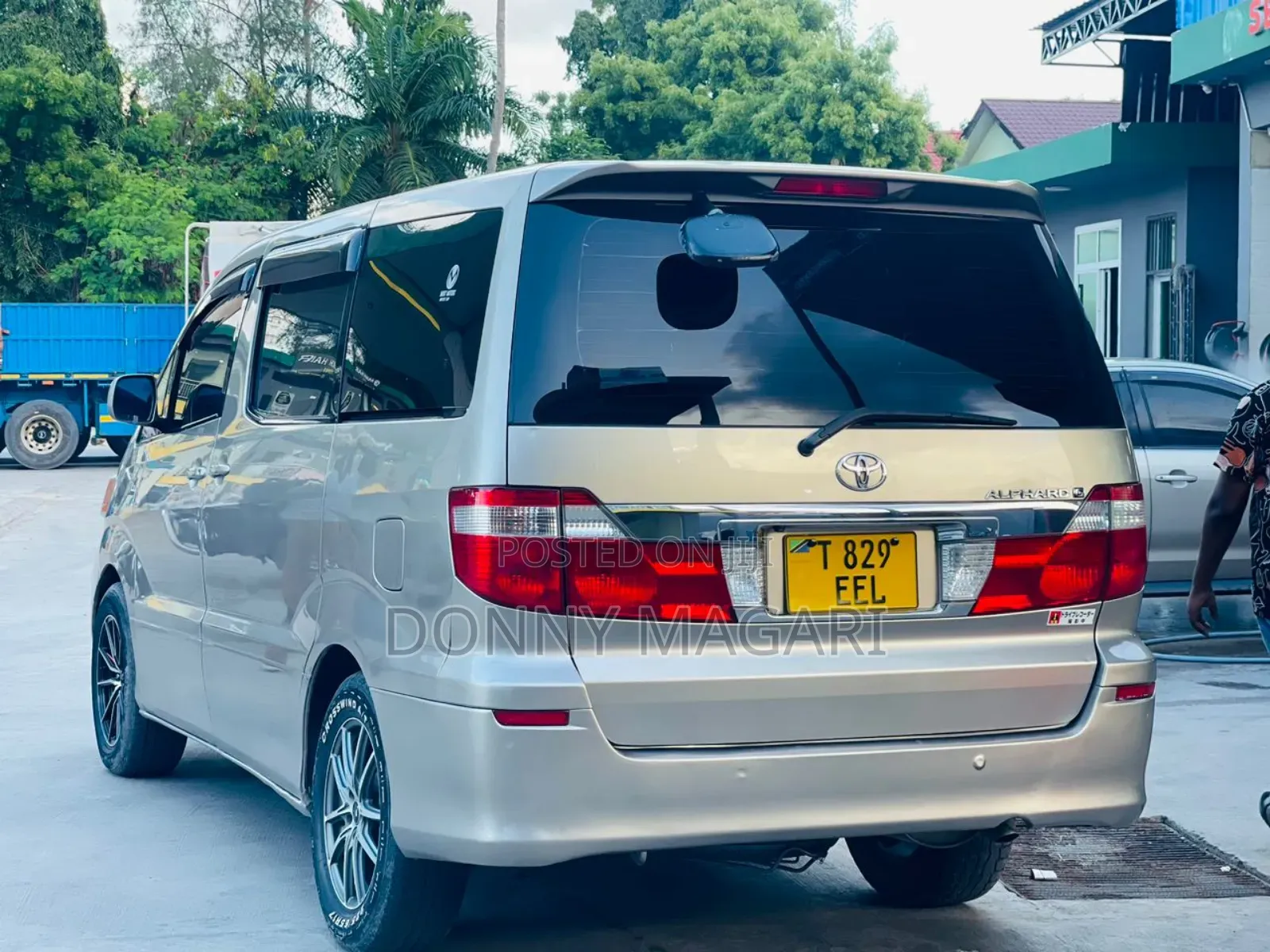 Toyota Alphard 2005 Gold