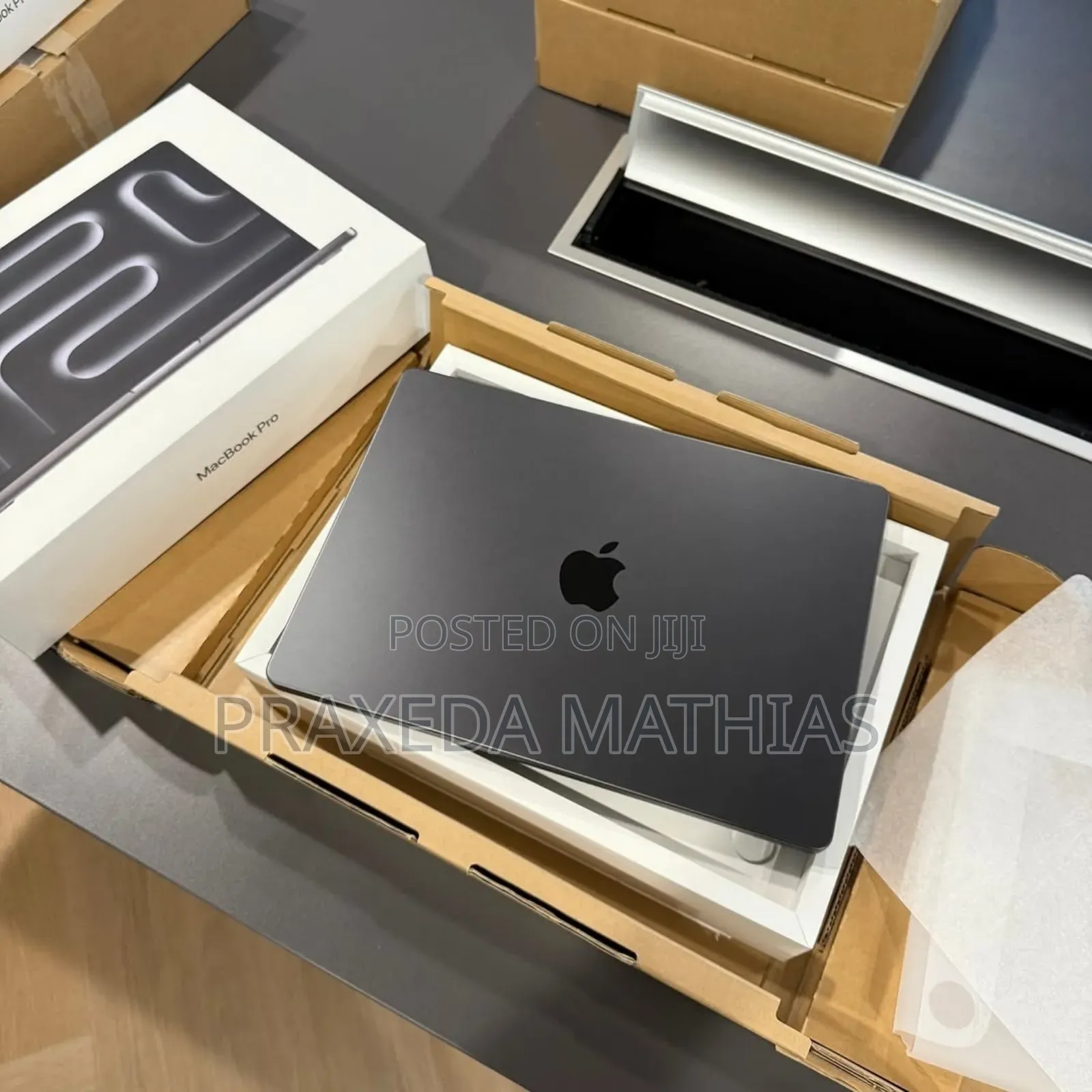 Laptop Apple Macbook Pro 2025 M5 14-inch 16GB Apple M5 SSD 512GB