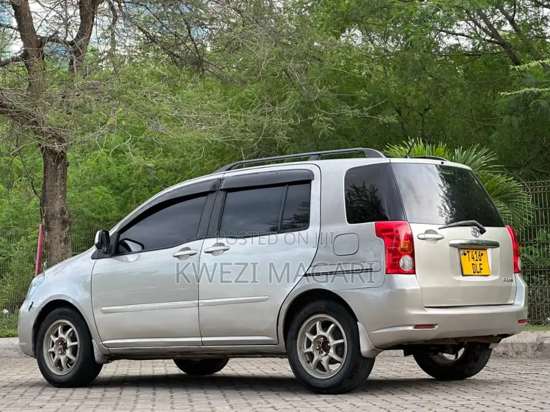 Toyota Raum 2004 Silver
