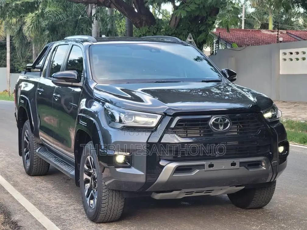 New Toyota Hilux 2025 Black
