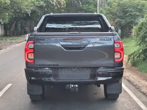 New Toyota Hilux 2025 Black