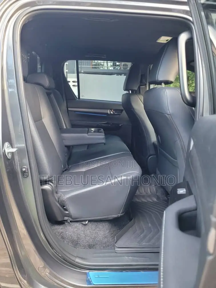 New Toyota Hilux 2025 Black