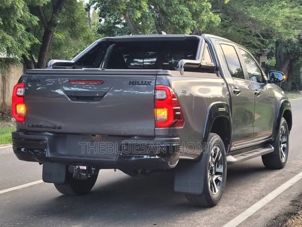New Toyota Hilux 2025 Black