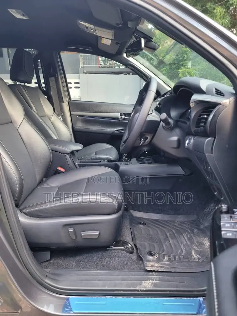 New Toyota Hilux 2025 Black