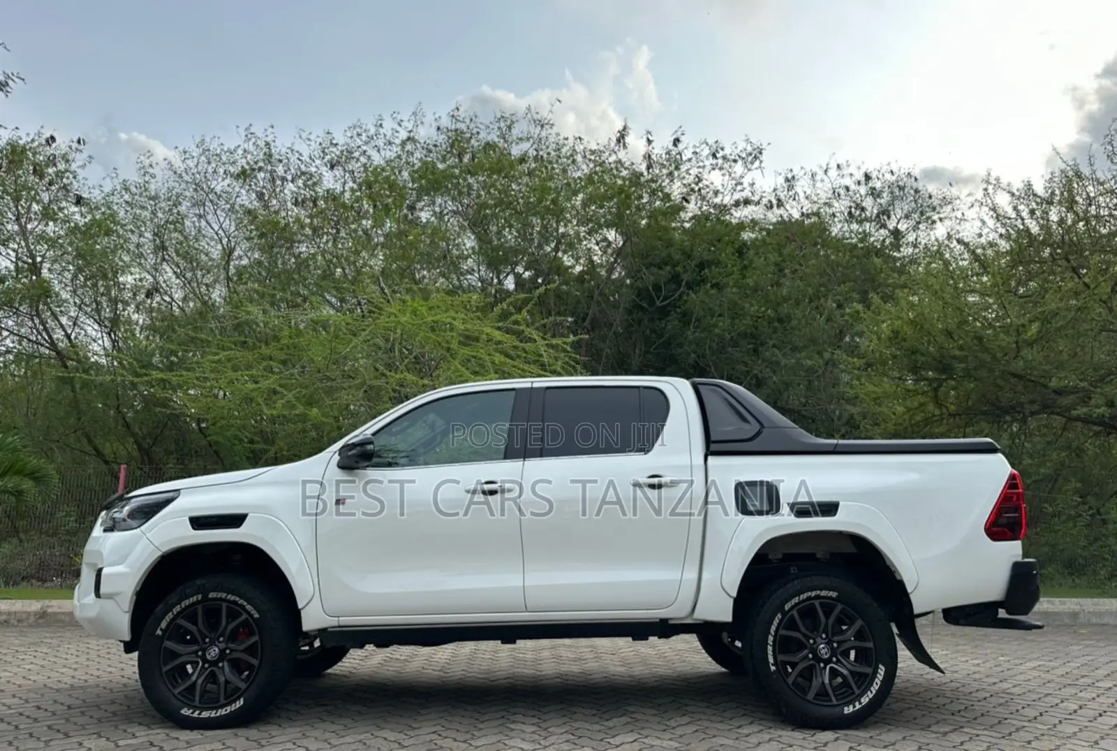 Toyota Hilux 2022 White