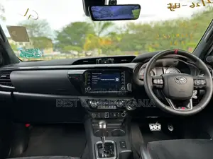 Toyota Hilux 2022 White