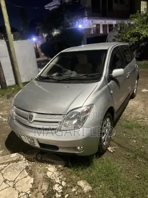 Toyota IST 2004 Silver