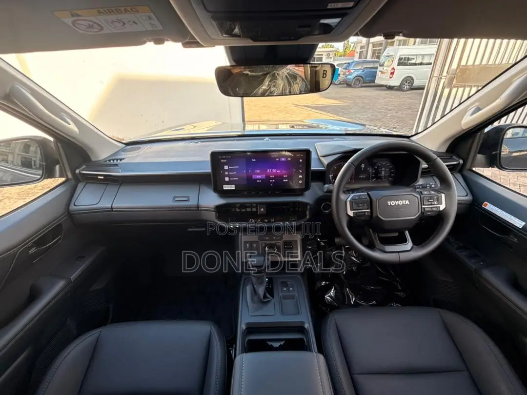 New Toyota Hilux 2025 White