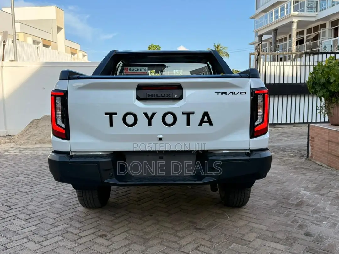 New Toyota Hilux 2025 White