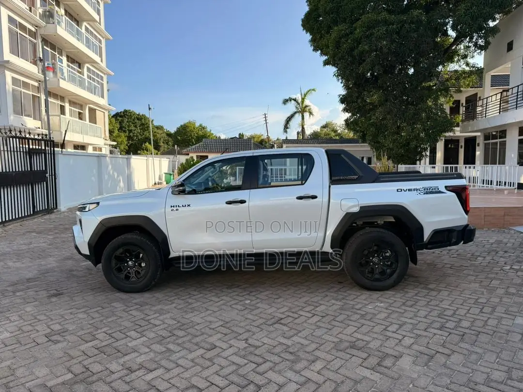 New Toyota Hilux 2025 White