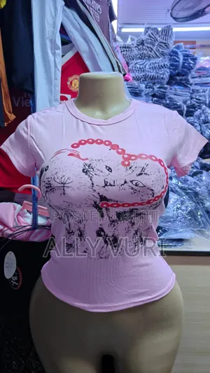 : Elegant Cat Print Ladies T-Shirt – Trendy Unique Design