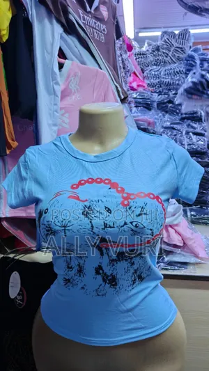 : Elegant Cat Print Ladies T-Shirt – Trendy Unique Design