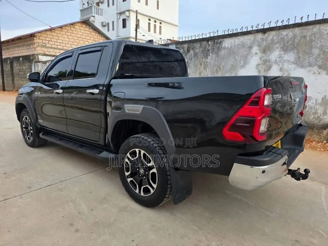 Toyota Hilux Revo Double Cab Deisel 2.8 AWD 2022 Black
