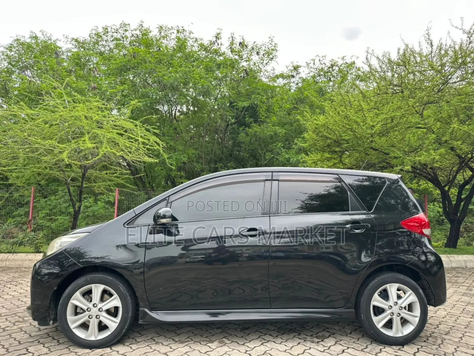 Subaru Trezia 2011 Black