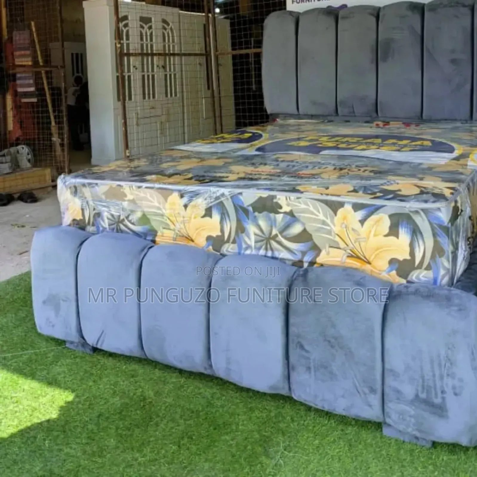 Bed Sofa Classic 5/6 Rangi Ya Kijivu
