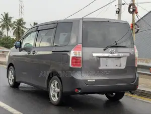 Toyota Noah 2.0 143hp AWD (8 Seater) 2008 Gray