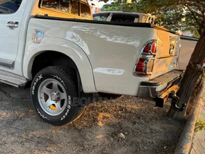 Toyota Hilux 2012 White