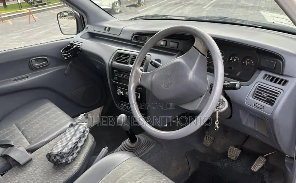 Toyota LiteAce Noah 1999 White