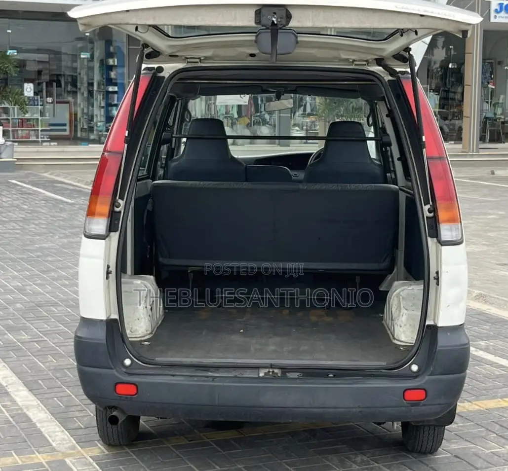 Toyota LiteAce Noah 1999 White
