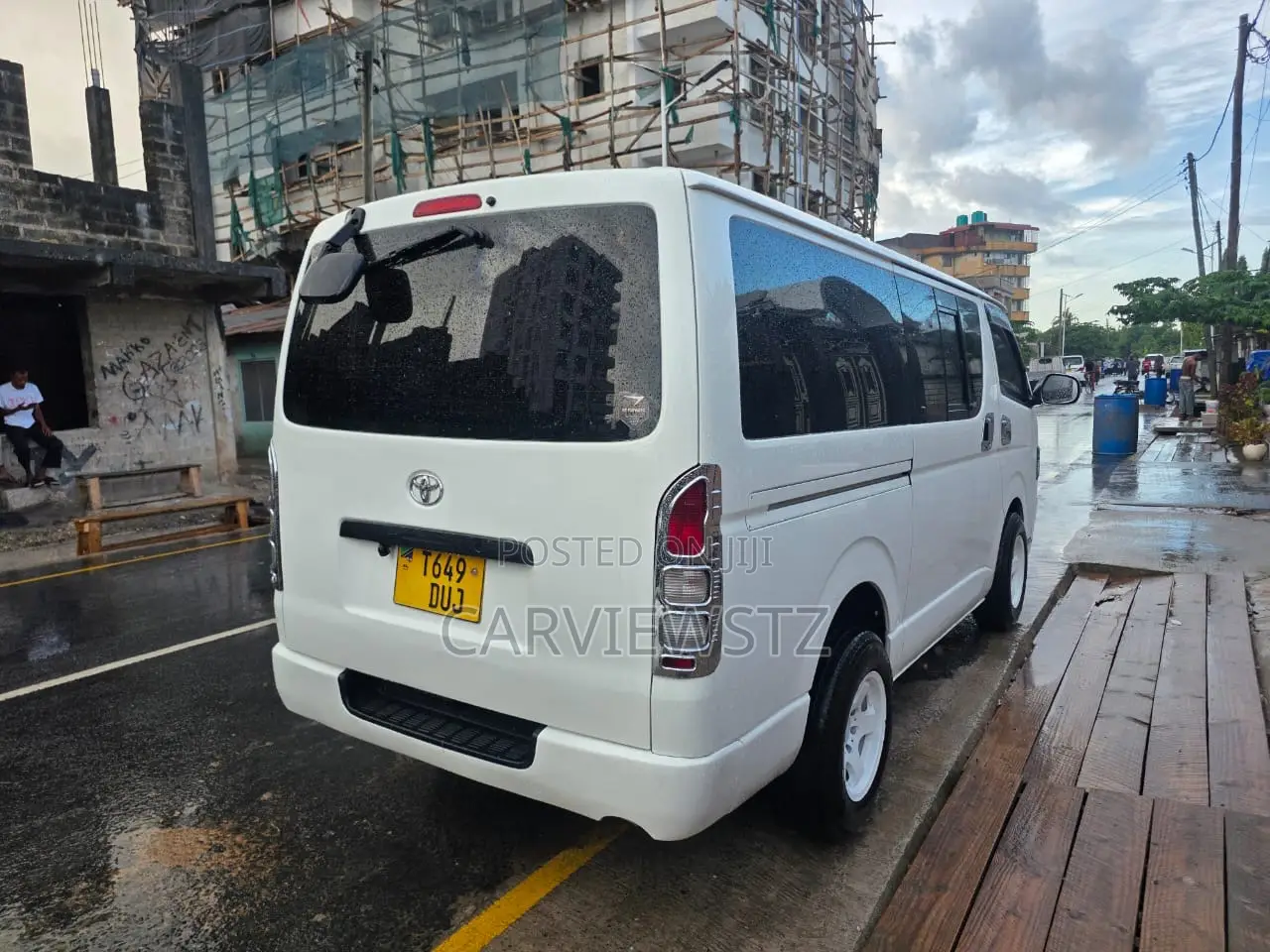 Toyota HiAce 2006 White
