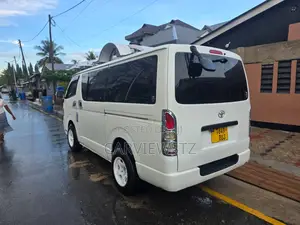 Toyota HiAce 2006 White