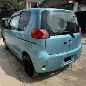 Toyota Porte 2004 Blue