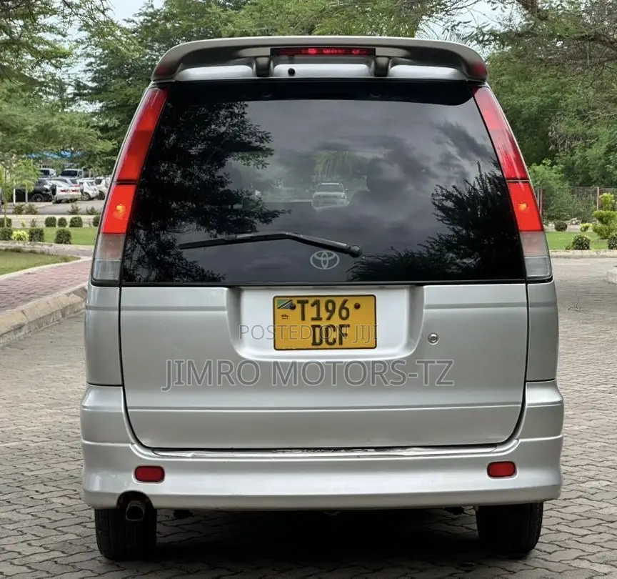 Toyota Noah 2002 Silver