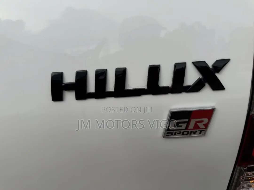 Toyota Hilux 2025 White