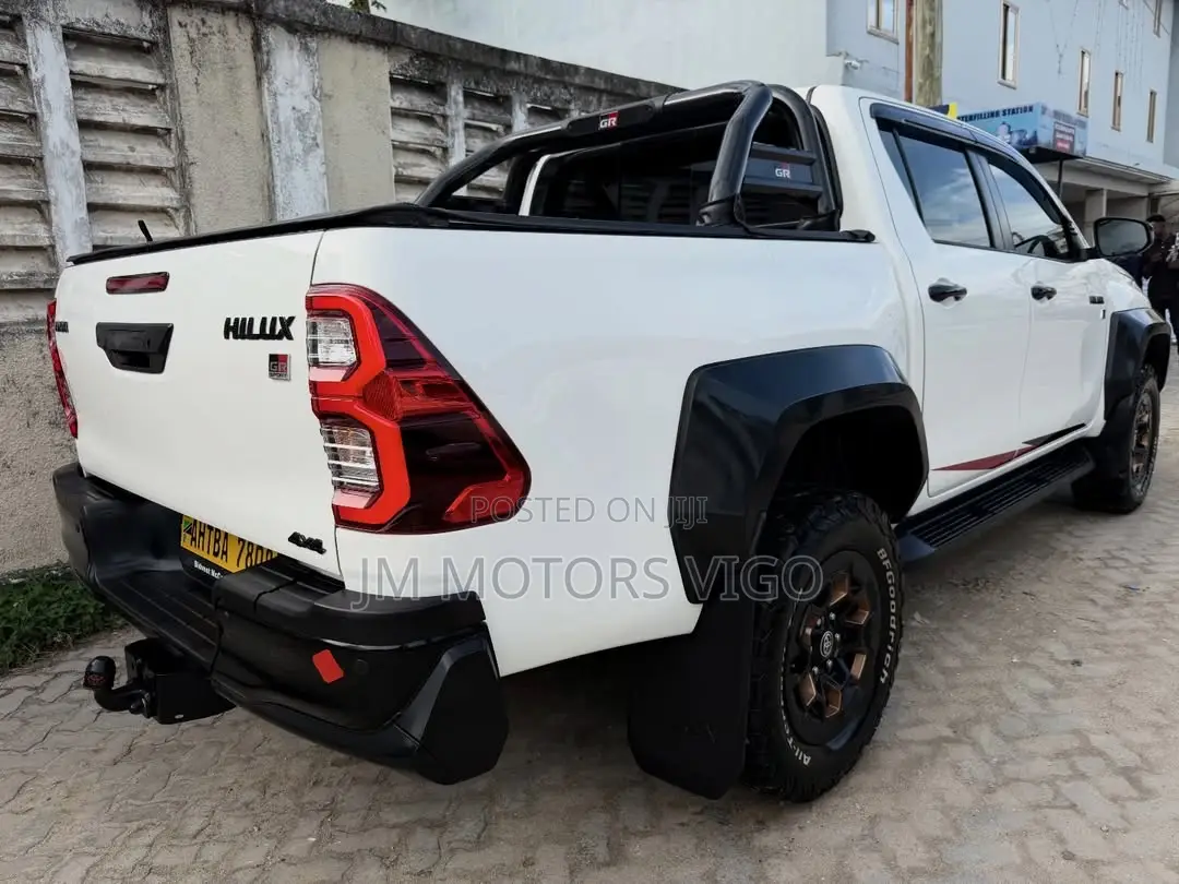 Toyota Hilux 2025 White