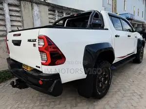 Toyota Hilux 2025 White