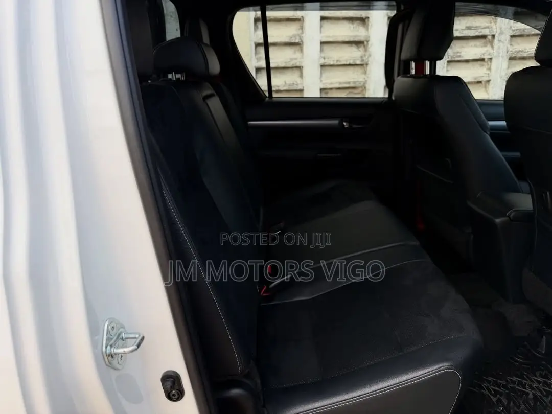 Toyota Hilux 2025 White