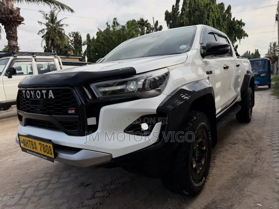 Toyota Hilux 2025 White