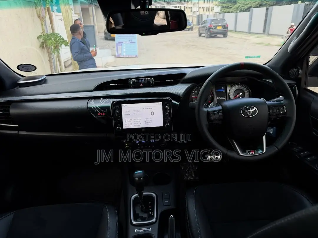 Toyota Hilux 2025 White