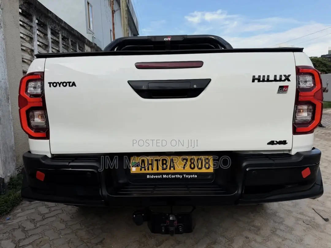 Toyota Hilux 2025 White