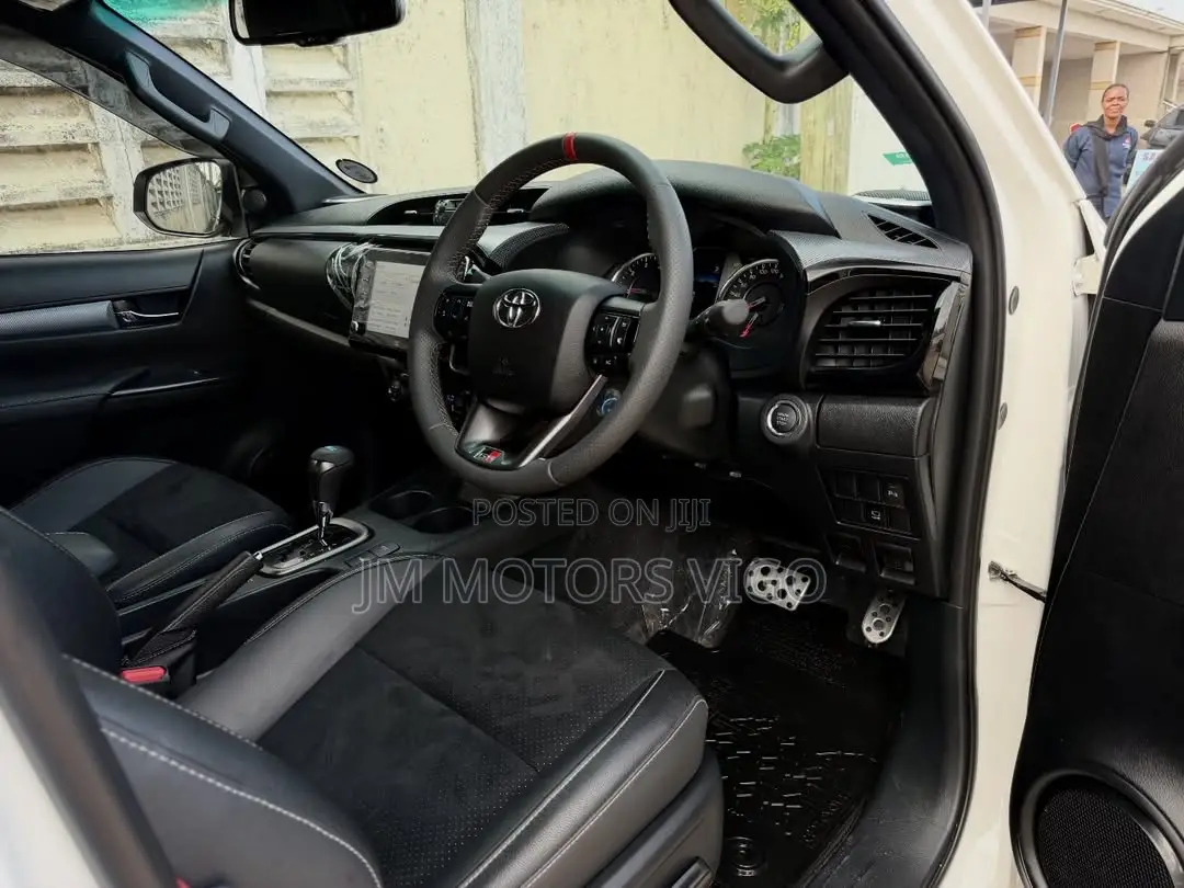Toyota Hilux 2025 White