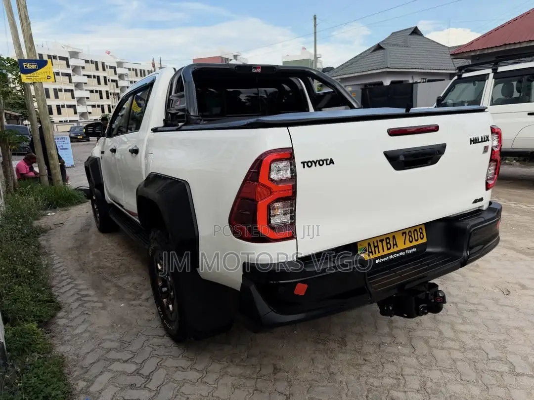 Toyota Hilux 2025 White